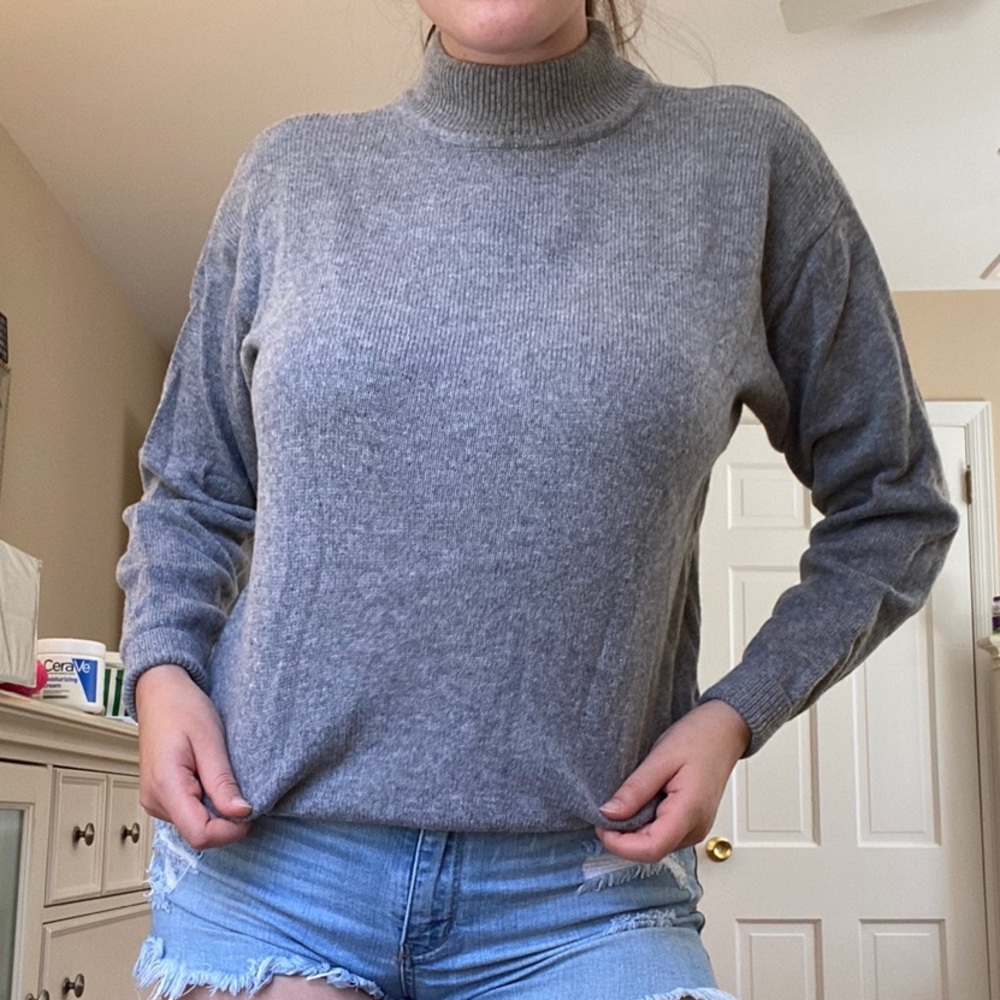 SOLD ON DEP°P - BRANDY MELVILLE MOCK TURTLE NECK